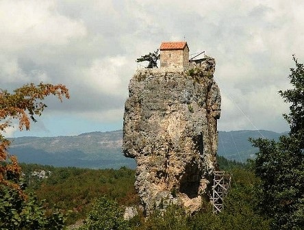 Nhà thờ xây dựng trên... cột đá - 8 K